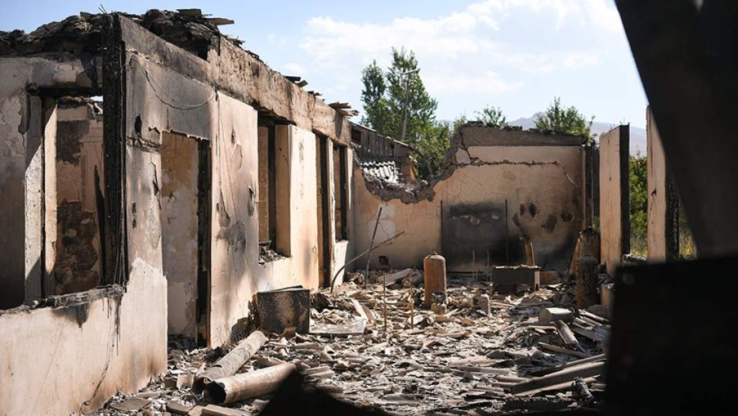 Дом в Варденисе, разрушенный в результате обстрелов со стороны Азербайджана