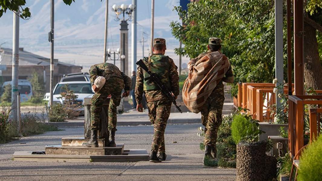 Военные на одной из улиц Вардениса
