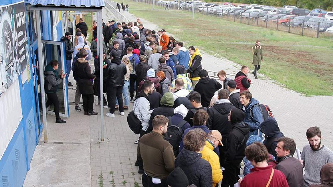 Люди в очереди у Центра обслуживания населения в Уральске