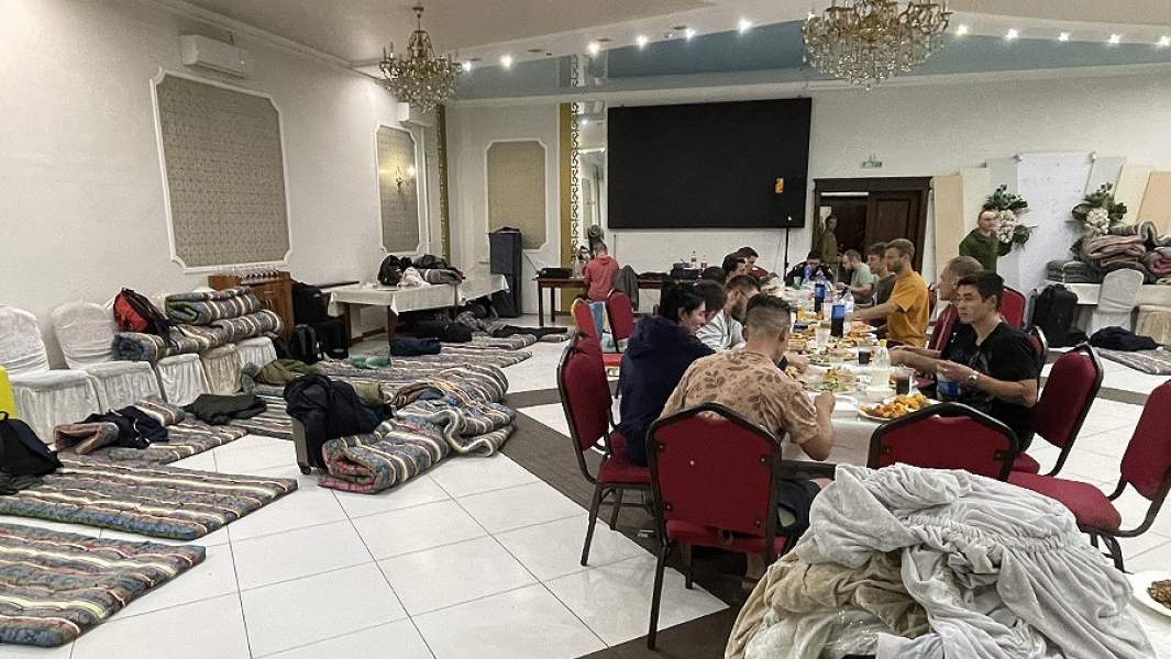 Граждане России в пункте временного размещения на территории ресторана «Гала» в Уральске