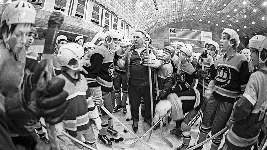 Тренер Анатолий Тарасов среди юных хоккеистов