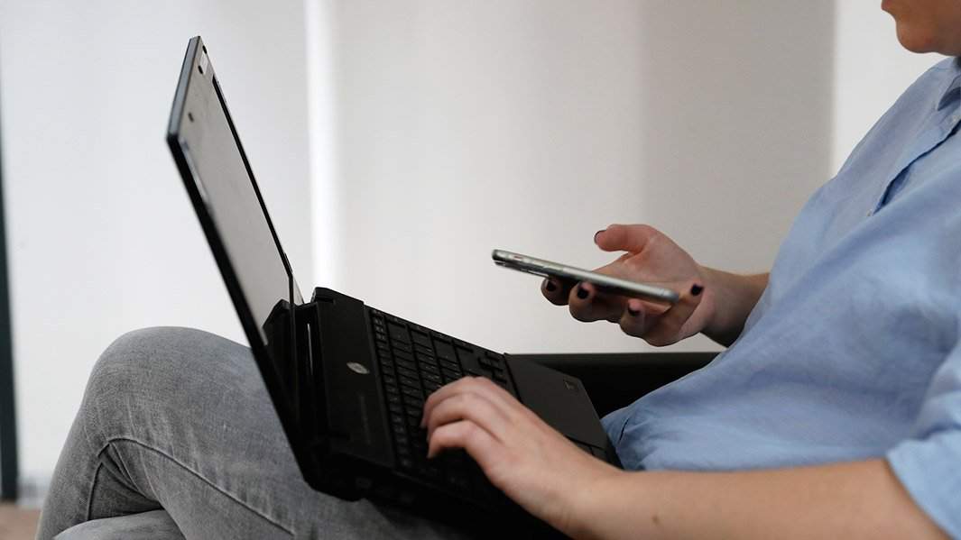 Женщина с ноутбуком и телефоном