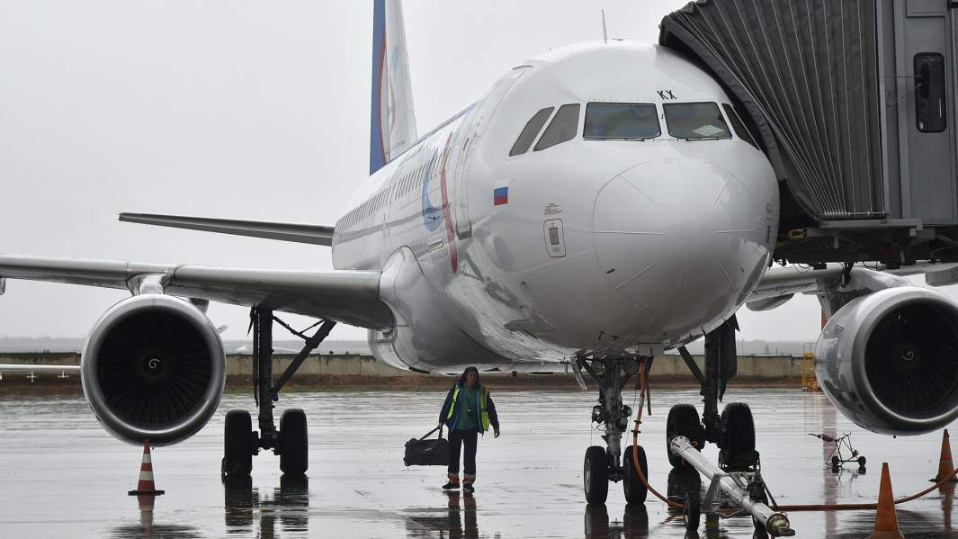 Самолет во время стоянки в аэропорту