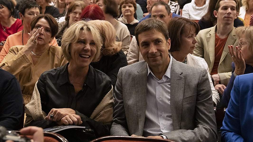 Актеры Юлия Рутберг и Григорий Антипенко во время сбора труппы Государственного академического театра имени Вахтангова