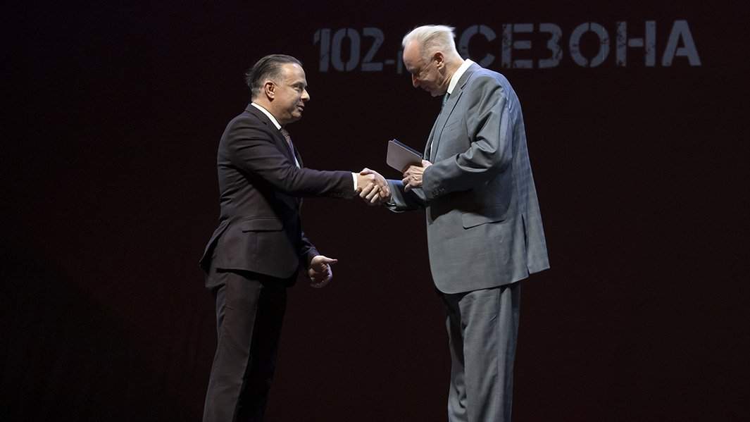 Кирилл Крок получает награду из рук Александра Бастрыкина 