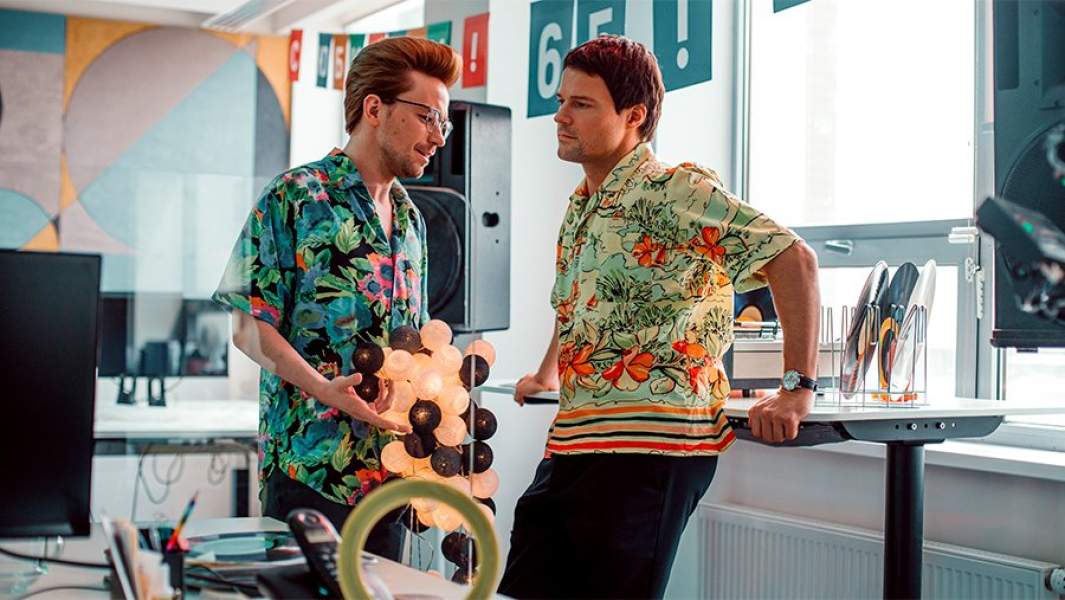 Кадр из сериала «Надвое»