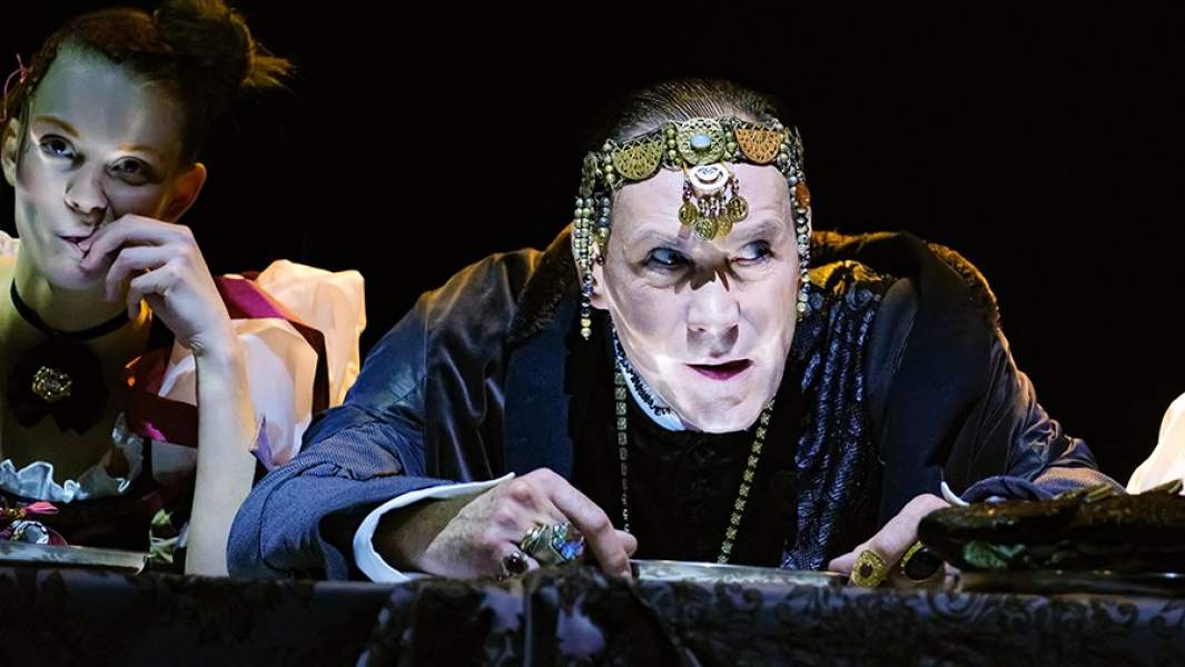 Актер Юрий Анпилогов в роли Моро герцога Милана в сцене из спектакля «Леонардо» в постановке режиссера Юрия Грымова