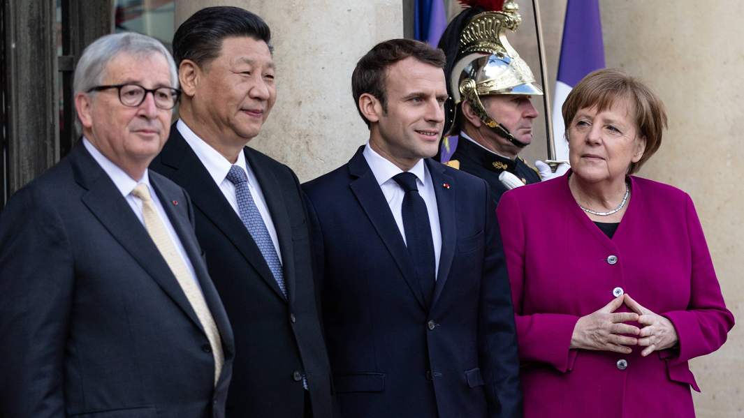 Жан-Клод Юнкер, Эммануэль Макрон и Ангела Меркель приветствуют председателя КНР Си Цзиньпина во время его визита в Париж, 26 марта 2019 года