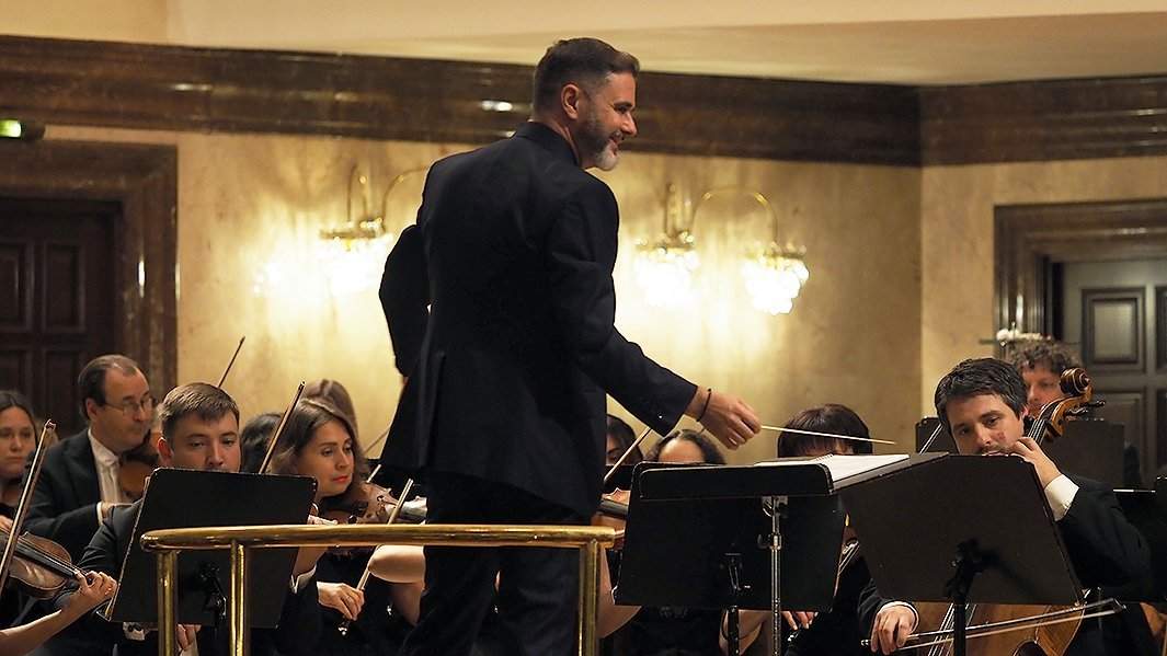 Дирижер Сесар Альварес