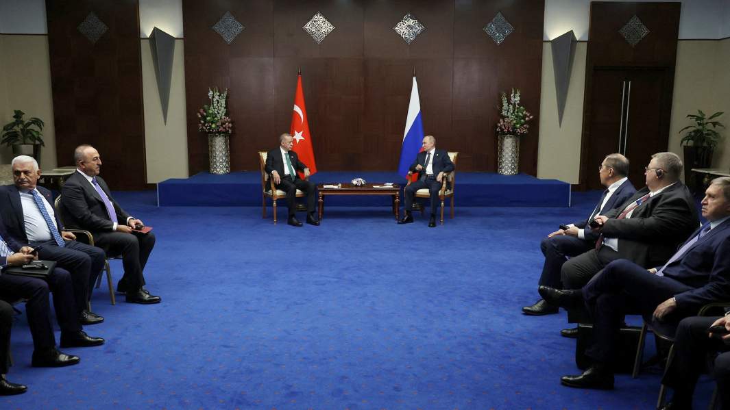 Президент РФ Владимир Путин и президент Турции Реджеп Тайип Эрдоган (слева на дальнем плане) во время беседы на полях VI саммита Совещания по взаимодействию и мерам доверия в Азии (СВМДА) во Дворце Независимости в Астане