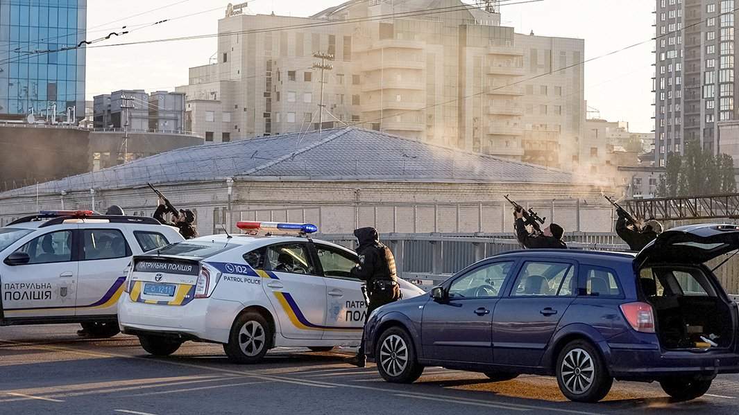 Полицейские стреляют по беспилотнику, Киев, Украина