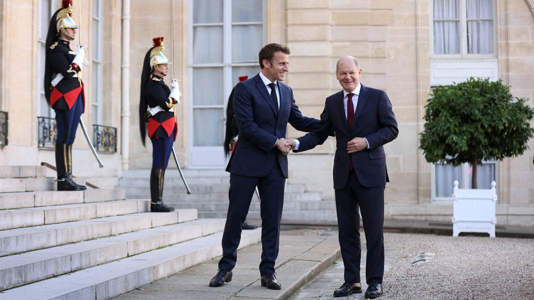 Эммануэль Макрон приветствует Олафа Шольца перед переговорами в Елисейском дворце