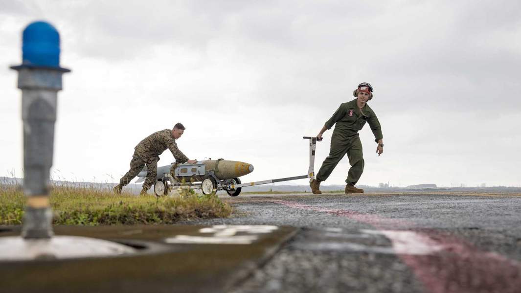 Американские военнослужащие на авиабазе в Японии