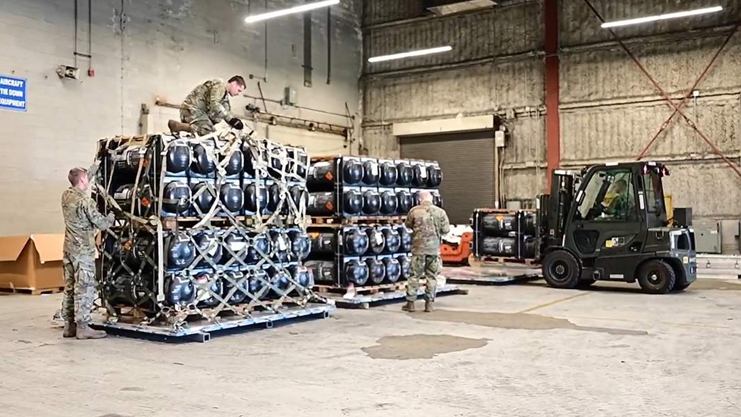 ВВС США с ящиками противотанковых систем Javelin и других систем