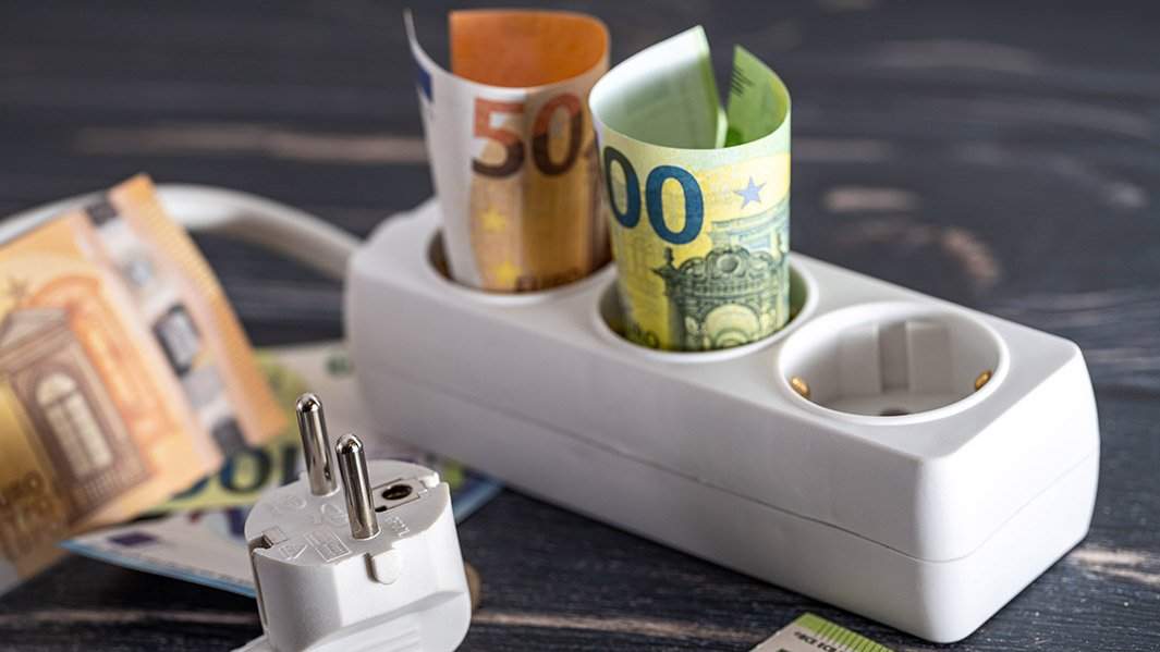 Деньги воткнуты в розетку
