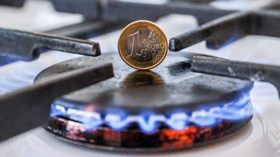 Газовая плита и монета евро