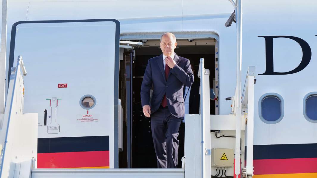 Прибытие Олафа Шольца в Париж