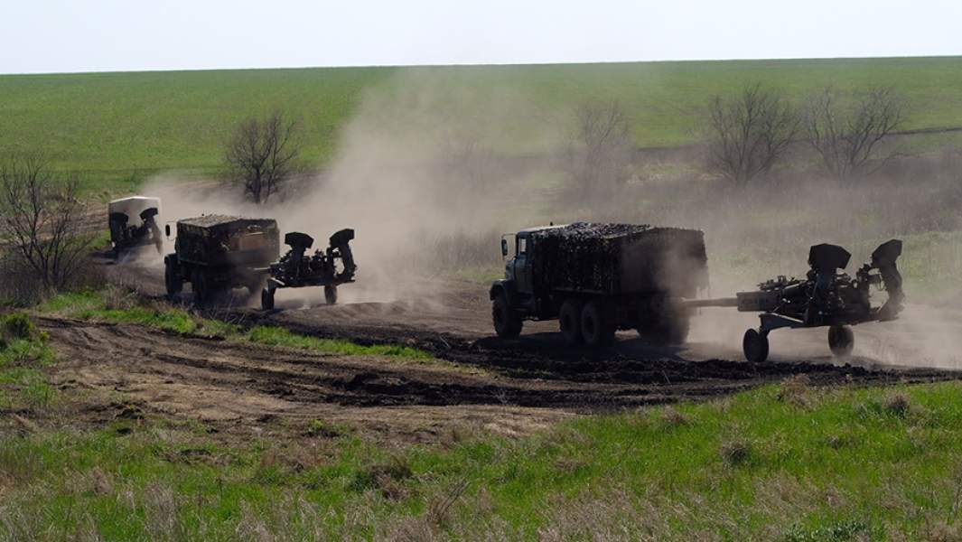 Буксировка американских гаубиц М777 подразделением ВСУ