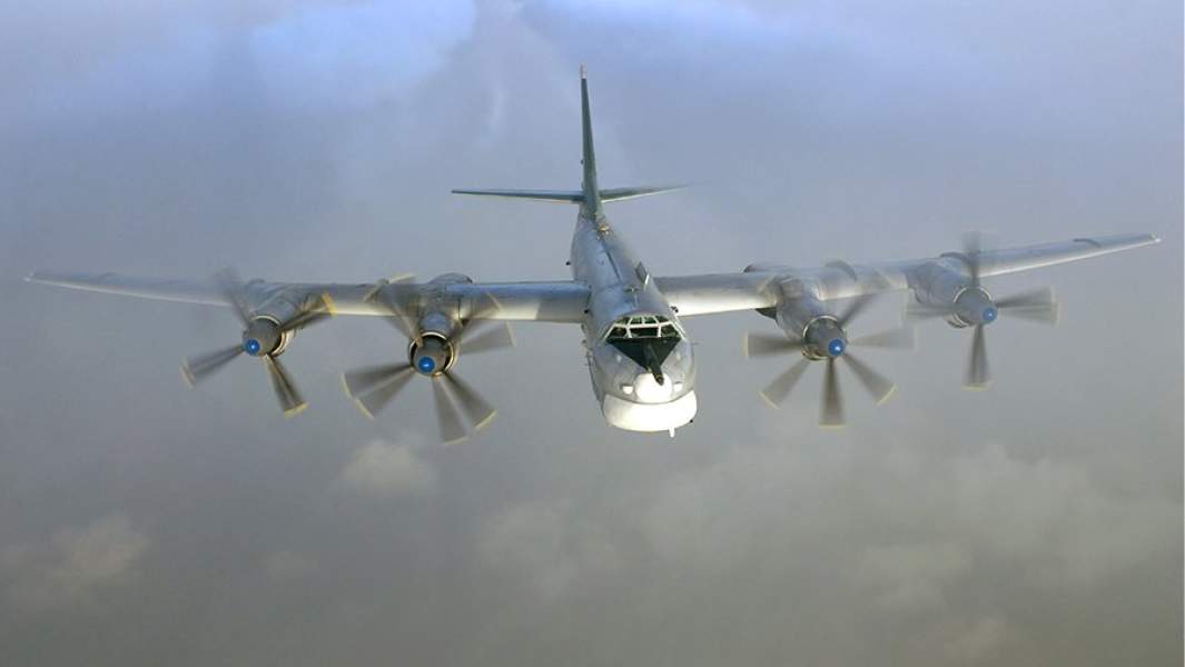 Российский турбовинтовой стратегический бомбардировщик-ракетоносец Ту-95МС в полете