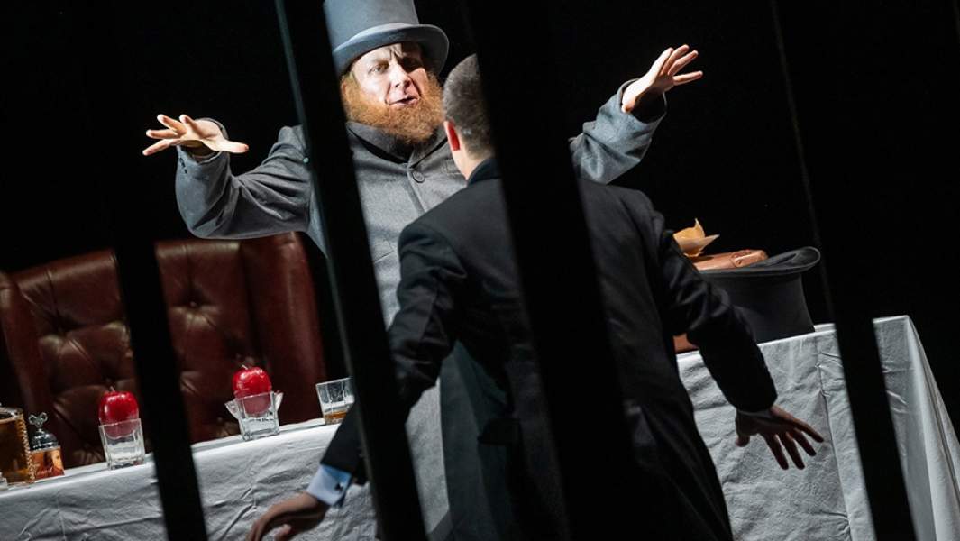 Сцена из спектакля «Очень-очень-очень темная материя»