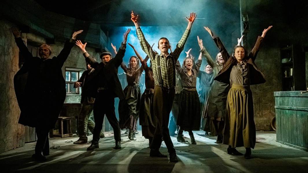 Сцена из спектакля «Ирландский герой — гордость Запада»