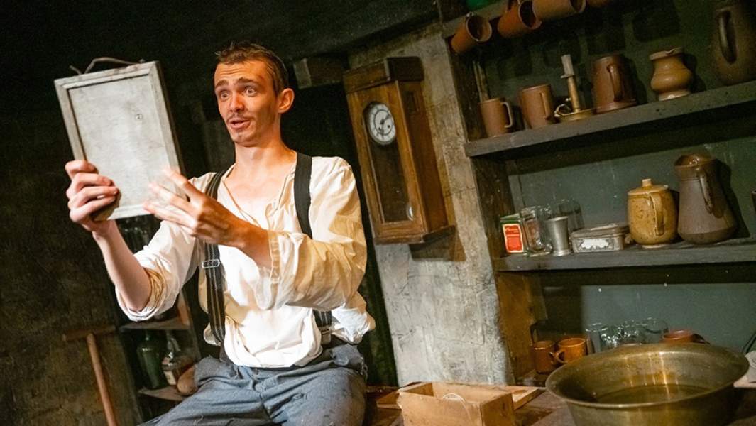 Сцена из спектакля «Ирландский герой — гордость Запада»