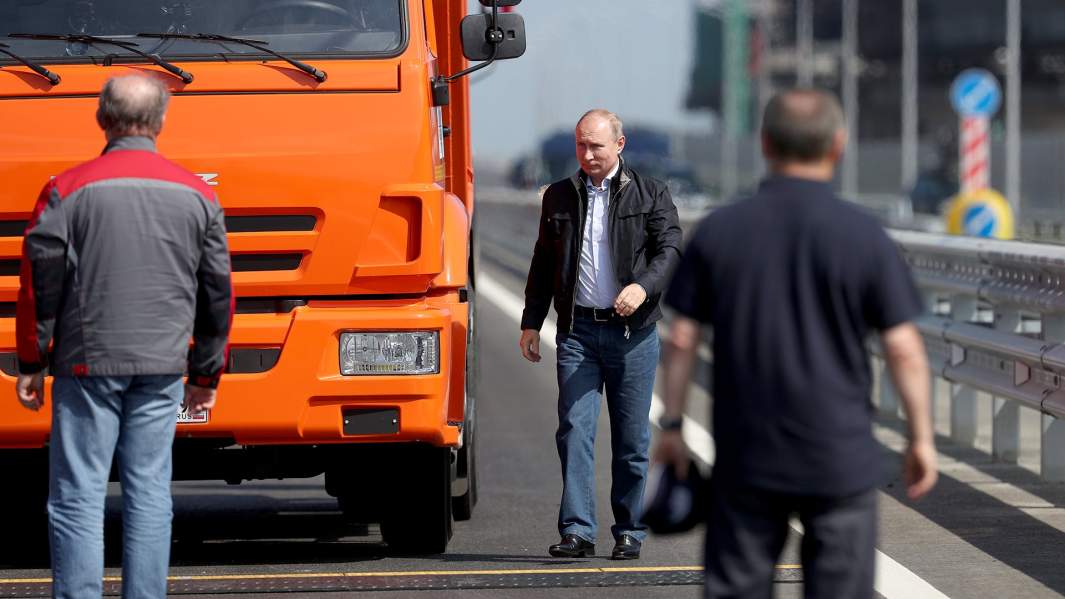 Президент РФ Владимир Путин перед проездом строительной техники по автодорожной части Крымского моста