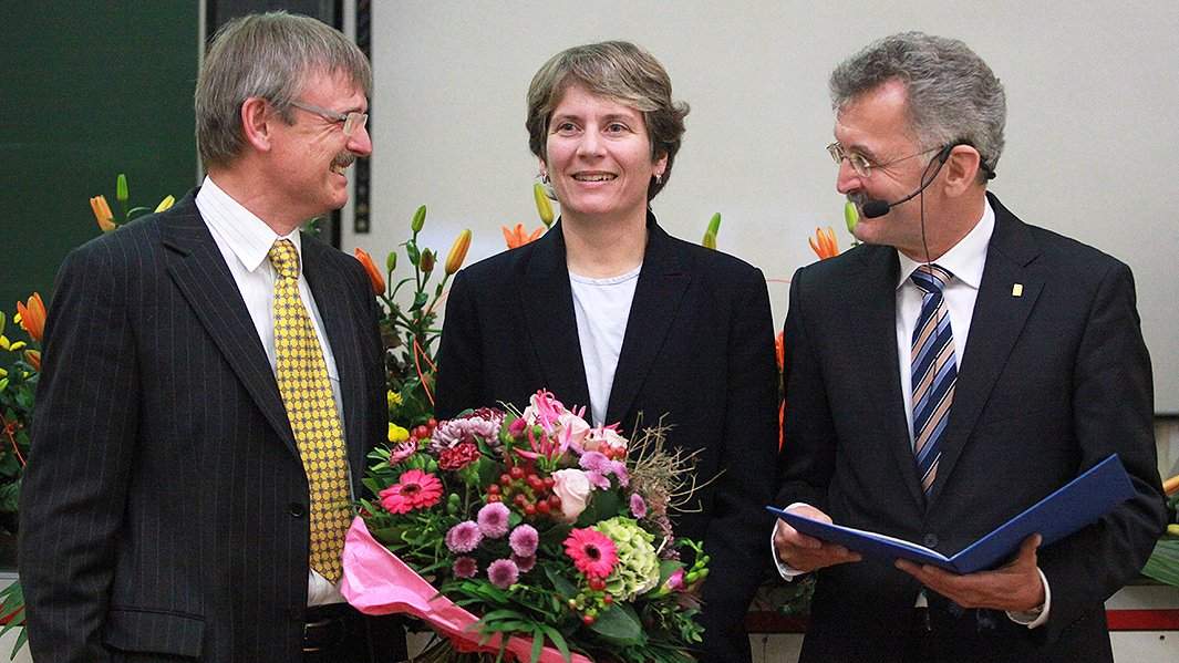 Лауреат Нобелевской премии по химии Каролин Бертоцци (в центре)