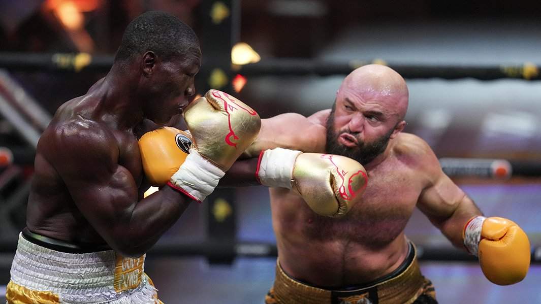 Боксеры Оланревадж Дуродола и Магомед Исмаилов (слева направо) во время боя в рамках боксерского турнира «Бойцовского клуба РЕН ТВ»