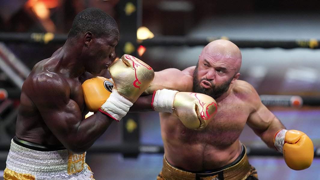 Боксеры Оланревадж Дуродола и Магомед Исмаилов (слева направо) во время боя в рамках боксерского турнира «Бойцовского клуба РЕН ТВ»