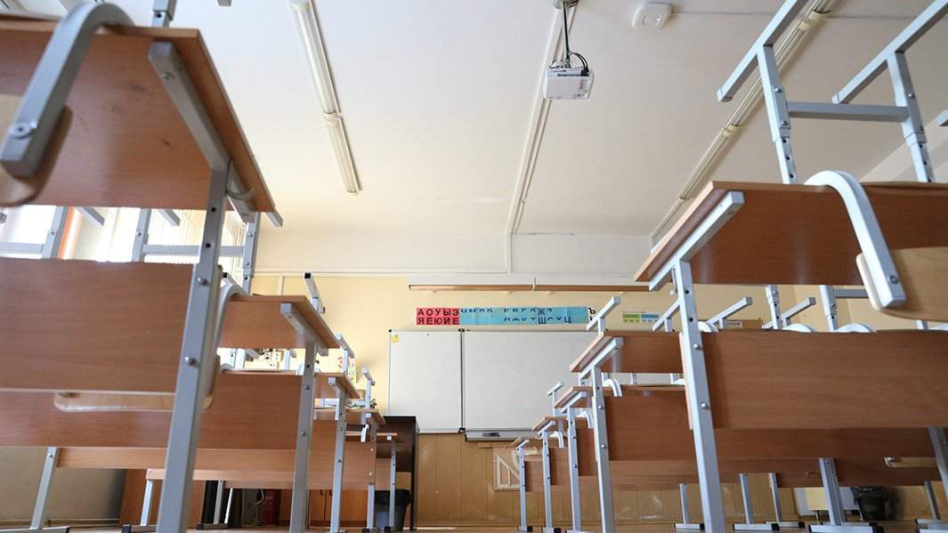 Класс школа парты стулья