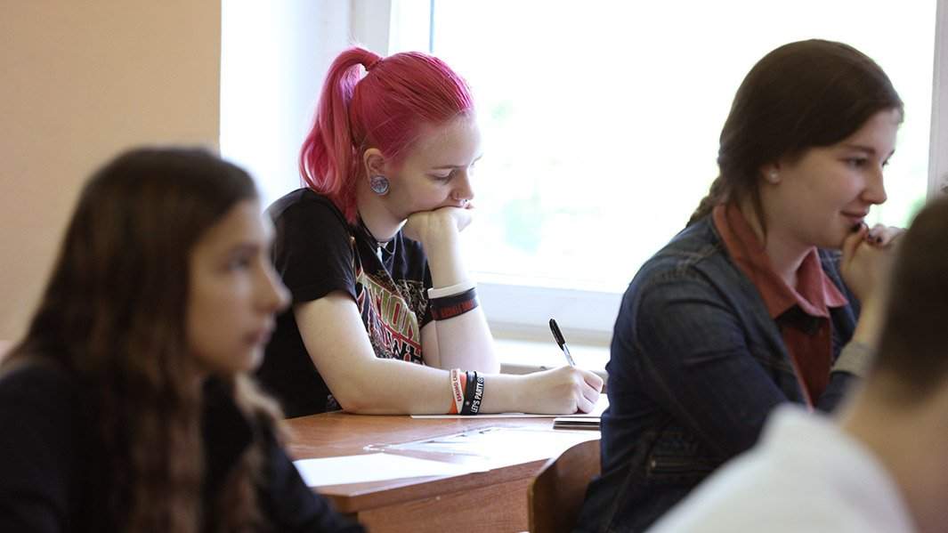 Школьница за партой 