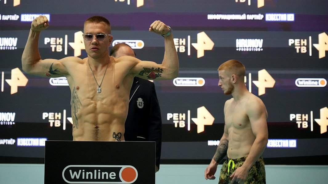 Николай Чибисов, российский боец, кандидат в мастера спорта по боксу, участник турнира во время процедуры официального взвешивания в рамках турнира «Бойцовский клуб РЕН ТВ. Суперсерия. Дацик VS Монсон»