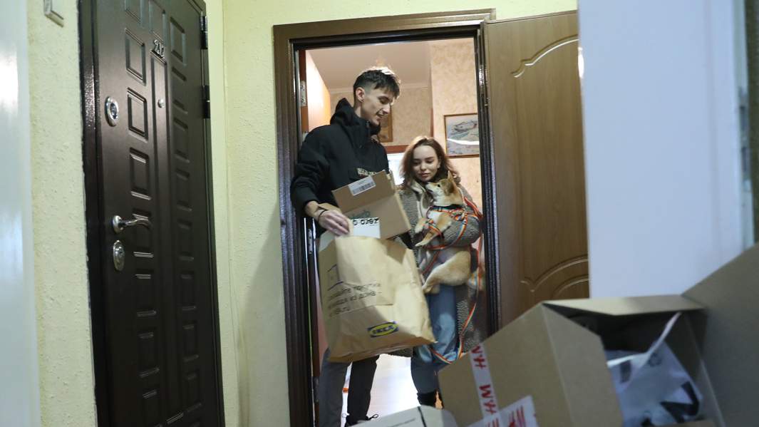 Молодая семья выносит сортированный мусор