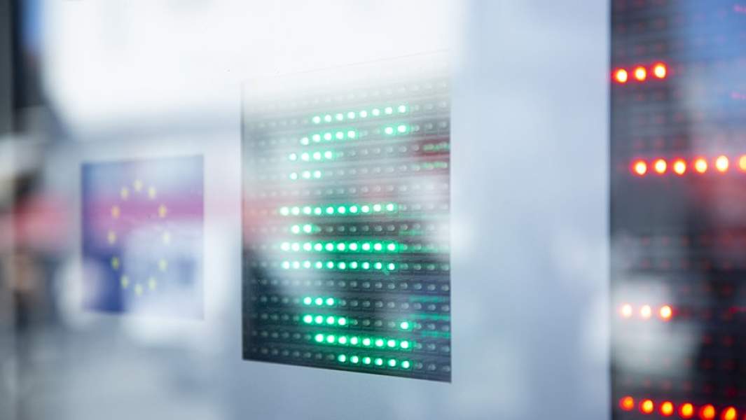 Знак евро на табло