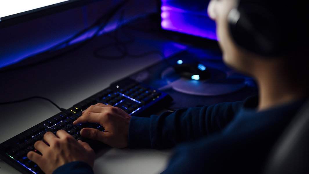 ребенок за компьютером 