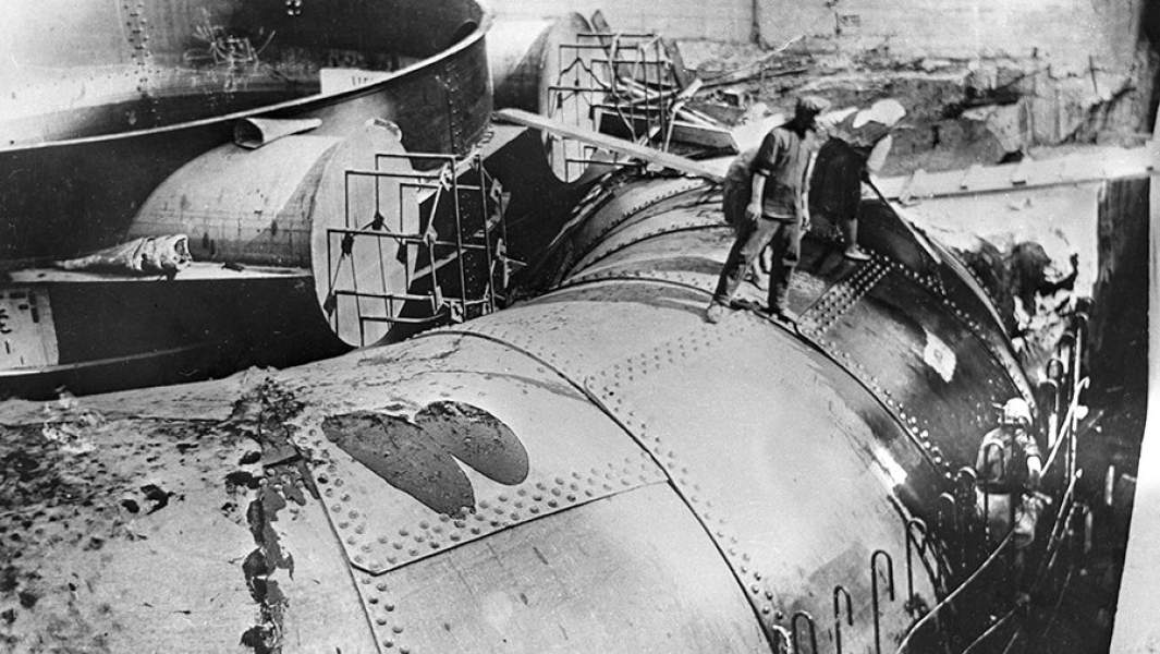 Рабочие Днепрогэса производят монтаж турбины