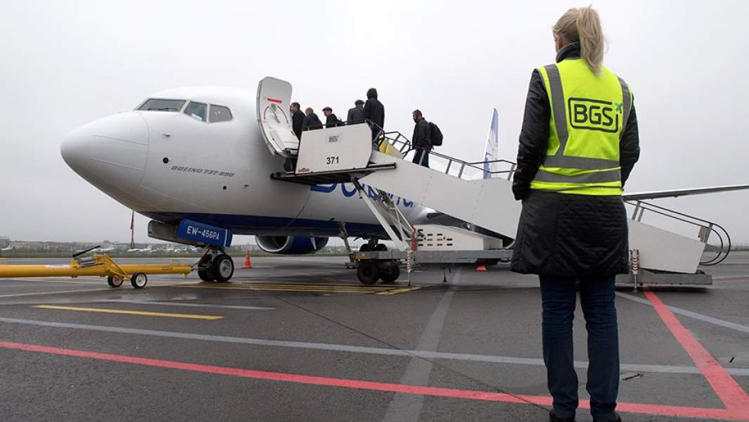 Пассажиры во время посадки в самолет