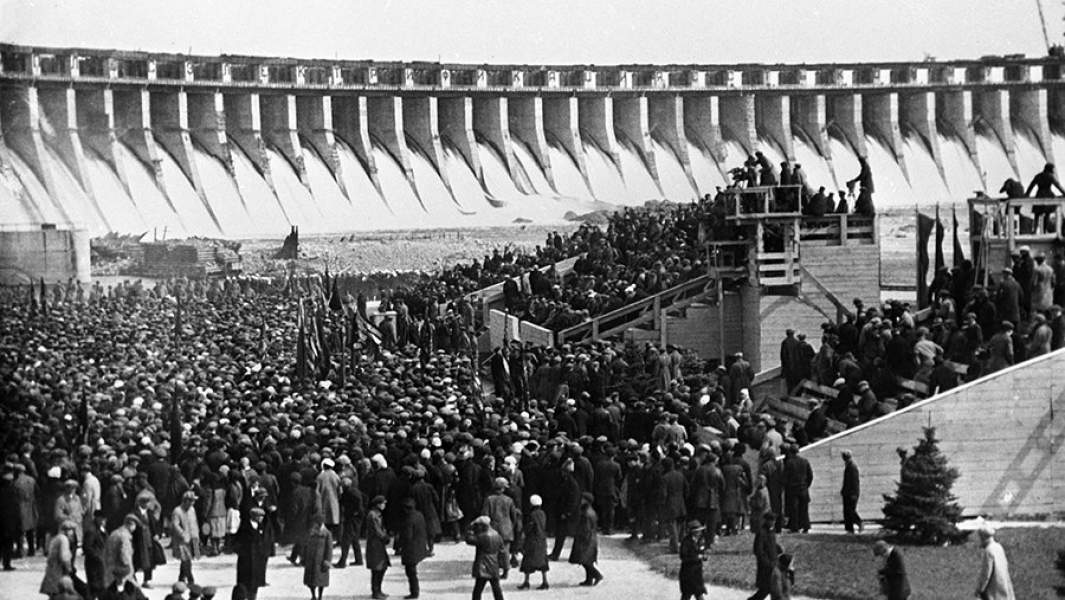 10 октября 1932 года на Днепровской гидроэлектростанции состоялся торжественный митинг по поводу пуска первой очереди станции