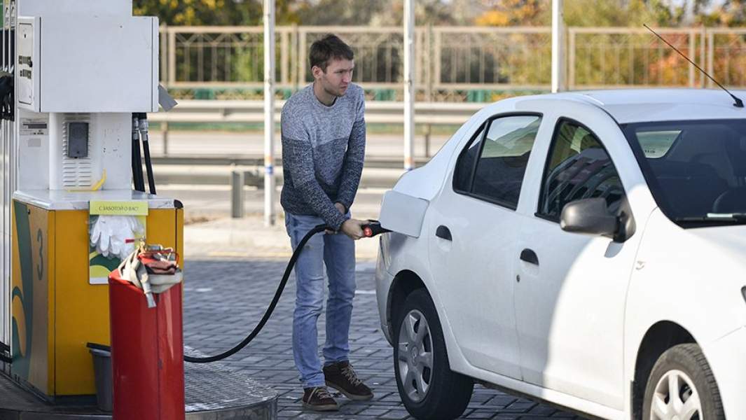 Автомобилист на автозаправочной станции АЗС в Крыму