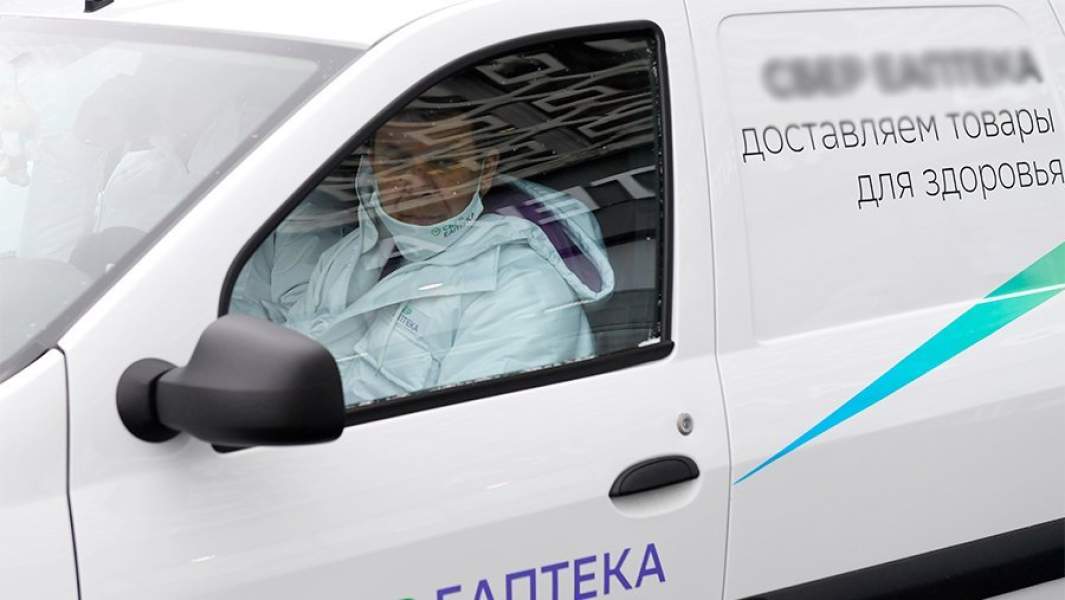 Курьер доставляет заказы клиентам