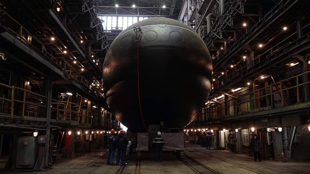 Подводная лодка «Магадан» на стапеле завода «Адмиралтейские верфи» на торжественной церемонии спуска на воду. 26 марта 2021 года