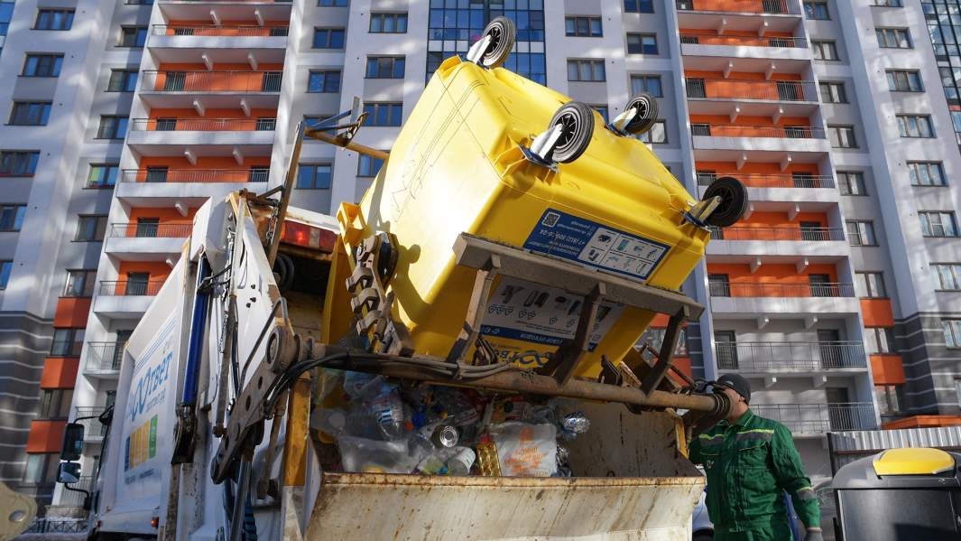 Погрузка пластикового мусора