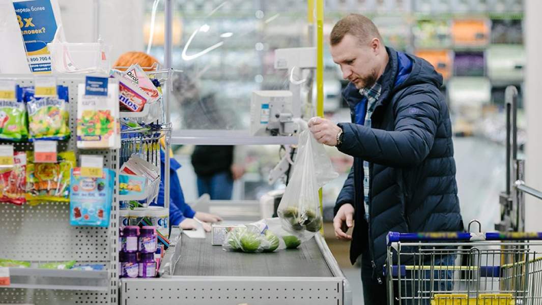 Покупатель на кассе магазина