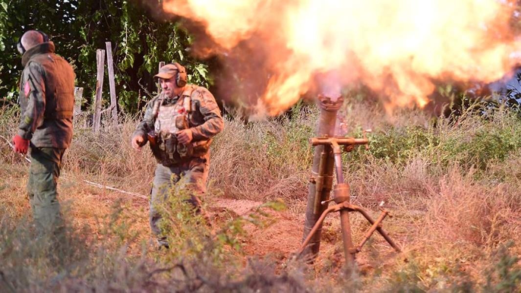 Нанесение удара по позициям ВСУ бойцами минометного расчета