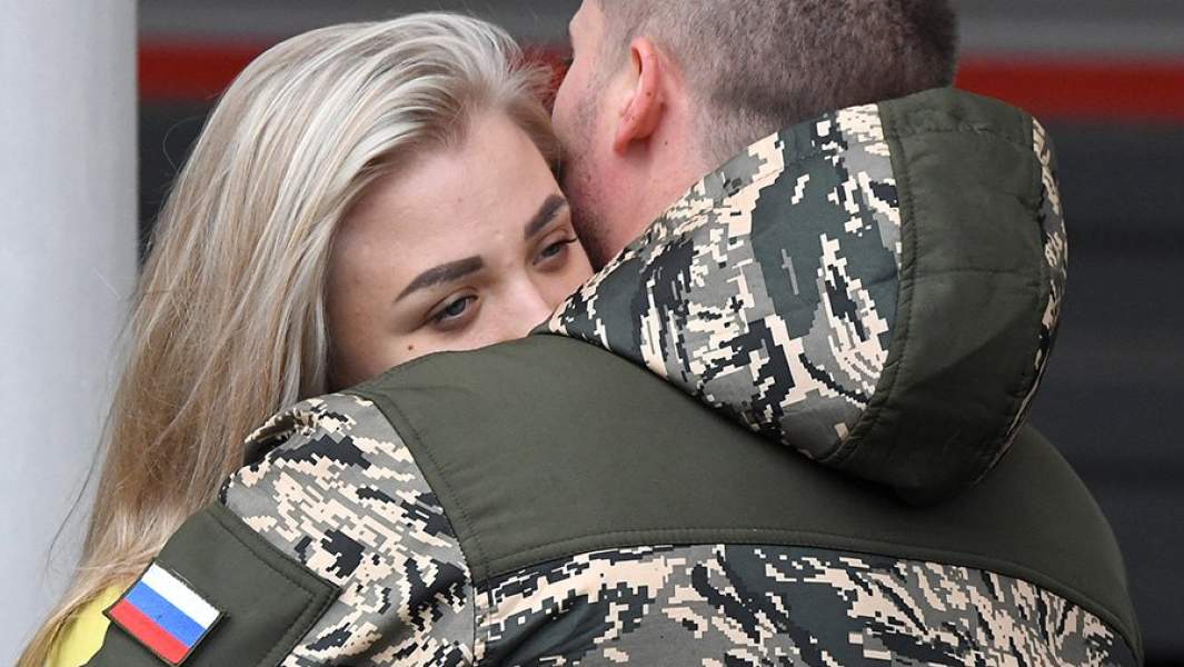 Девушка провожает мужчину, призванного на военную службу в ходе частичной мобилизации