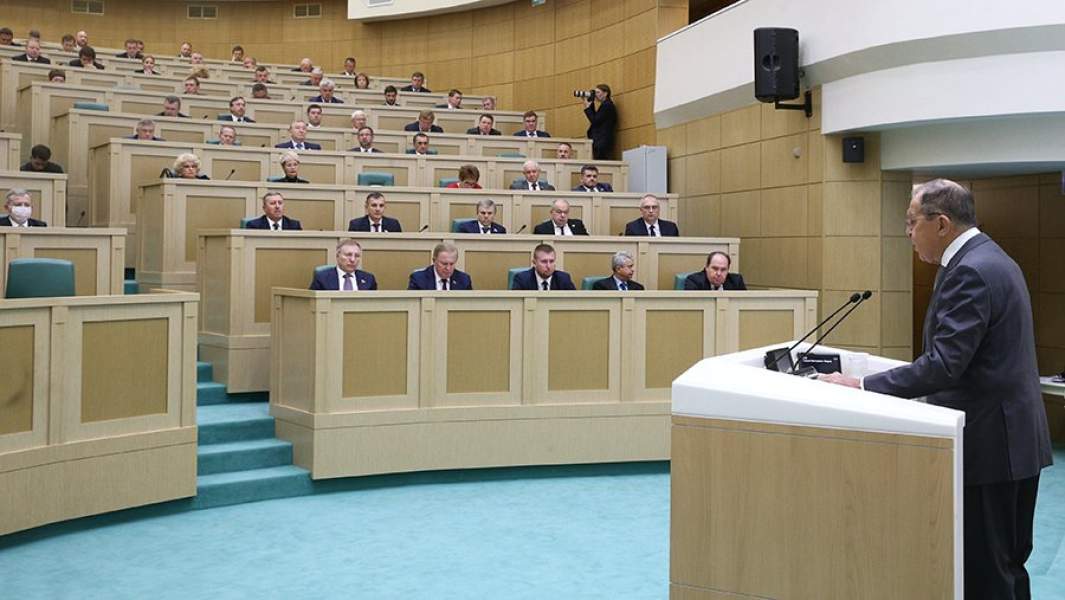Sergej Lavrov hovoří na zasedání Rady federace Ruské federace