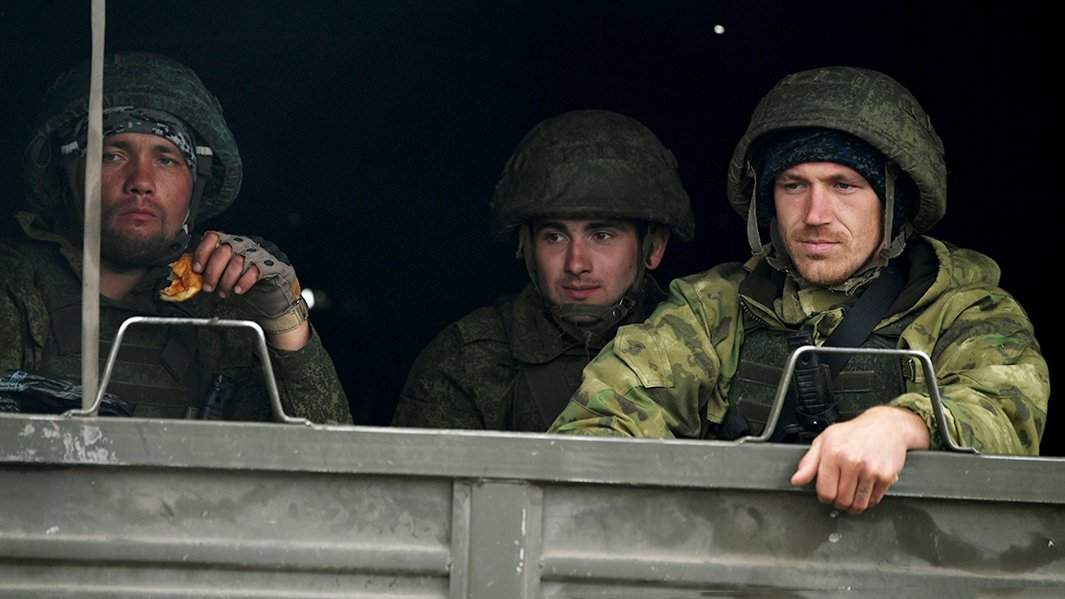 Мужчины, призванные на военную службу в ходе частичной мобилизации, покидают полигон после прохождения подготовки в Донецкой народной республике.