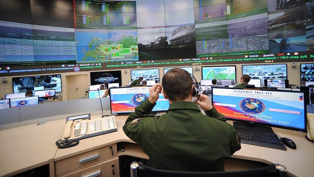 Военнослужащий в центре управления повседневной деятельностью ВС РФ