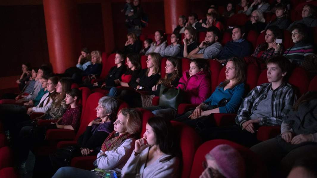 Зрители во время показа фильма